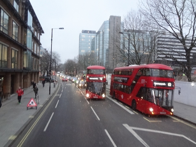 2017年2月9日から2月14日までの4泊6日でイギリスに行ってきました。<br />ロンドン、チェスターを観光したほか、リバプールではプレミアリーグのリバプールＦＣ対トッテナム・ホットスパーの試合を観戦しました。<br />また、レスター近郊のグレートセントラル保存鉄道を走るＳＬ列車にも乗車しました。<br />期間は短いですが、観光、サッカー、鉄道と大変充実した旅行でした。<br /><br />■　日程<br />2017年2月9日～2017年2月14日<br /><br />2/09　羽田→ロンドン<br />2/10　ロンドン観光　夕方はリバプール観光<br />2/11　午前中はチェスター観光　午後はサッカー観戦（リバプール対トッテナム）。<br />2/12　レスターに移動しグレートセントラル保存鉄道のＳＬ列車に乗車<br />2/13　ロンドンを観光　ロンドン→羽田<br />2/14　羽田着<br /><br />※ブログ『マリンブルーの風』に掲載した旅行記を再編集して掲載しています。<br />ブログには最新の旅行記も掲載していますので、ぜひご覧下さい。<br /><br /> 『マリンブルーの風』<br />http://blog.livedoor.jp/buschiba/<br /><br />2017年イギリス・リバプール旅行記2017<br />https://buschiba.livedoor.blog/archives/52530460.html<br /><br /><br />イギリス旅行記の第１回です。<br />2017年の2月にイギリスに行ってきました。<br />旅の目的はリバプールでサッカーの試合を見ることと、グレートセントラル保存鉄道でＳＬ列車に乗ること。<br />あとはロンドンの観光です。<br />まずは冬のロンドンに向けて飛び、ホテルへと向かいました。