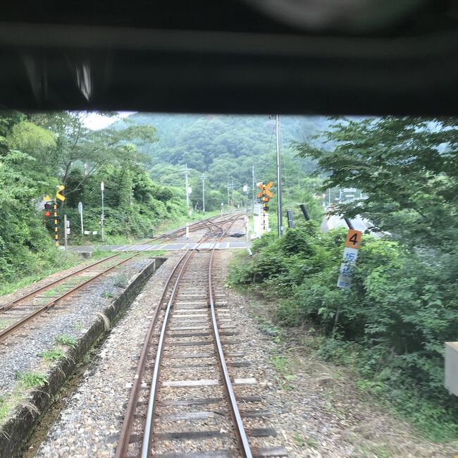 山陰本線宍道駅と芸備線備後落合駅木次線を結ぶ陰陽連絡路線。路線距離81.9km 、18駅。<br /><br />保守点検の合理化を目的とした25km/h ～30km/hの速度制限箇所が多数あり、軽便鉄道並みの運行速度。保線にあまり経費を使われない線路状態は非常に悪い。民家の少ない山間部を走り、豪雨・豪雪の天候不順による運休も多い。<br /><br />沿線には、三段スイッチバックで有名な出雲坂根駅があるが、鉄道マニアだけの名所。<br /><br />乗客は、沿線にお金を落とさない青春18きっぷの利用者ばかり。国道が並行しおり不要路線。<br />赤字補填のために、JR西日本全体の運賃に転換されるなら、廃線にした方がいい路線。