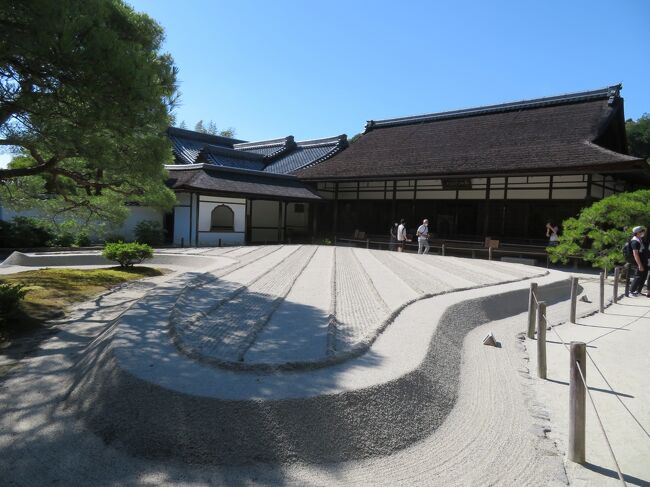2022年6月12日(日)夫が京都出張だったので一緒に行ってしまえ!っということで、最終日はギュギュっと詰め込んで銀閣寺にも足を運んでみました。<br />表紙のフォトは銀沙灘(ぎんしゃだん)というようです。<br /><br />※白川の白砂を波形に盛り上げた銀沙灘(ぎんしゃだん)がとても美しいです。<br />高さは約65cmと決まっているようですね♪<br />