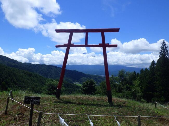 8月4日<br />梅ヶ島温泉から２時間ちょっと走って「山宮浅間神社」に到着しました。社務所の籠屋をくぐり参道を進むと、神の宿った鉾を休めるための石である鉾立石（ほこたていし）が置かれていました。鉾立石を越えて石段を登ったところにご神体の富士山を遥拝する「遥拝所」がありましたが、この日は天気が悪く、残念ながら富士山を拝むことはできませんでした。富士山が見える日に再訪したいです。<br /><br />「山宮浅間神社」から15分ほどで世界文化遺産「「富士山ー信仰の対象と芸術の源泉」」の構成資産の一つ「村山浅間神社」に到着しました。かつては富士登山道が通り、多数の宿坊が並び栄えていたそうですが、新道の開通で衰退し、今は、本殿と大日堂だけがたっていました。赤い鳥居からさらに石段を登ると、氏神社の「高根総鎮守」もありました。境内では、県指定天然記念物の樹齢300年の「大銀杏」や、樹齢1000年の大スギなども見られました。<br /><br />「山宮浅間神社」から20分ちょっとで「白糸の滝」に到着しました。麓は晴れていたのですが、山の中はあいにくのガスの中、霧雨も降っていて十分に滝を見ることができませんでした。そこで、天気がいい日に再訪することにして、早々に退散しました。<br /><br />「白糸の滝」から15分ほどで世界文化遺産「富士山ー信仰の対象と芸術の源泉」の構成資産の一つ「人穴富士講遺跡」に到着しました。鳥居をくぐり、石段を登ると溶岩洞穴「人穴」が口を開けていました。富士山信仰の「富士講」の修行の場になっていたということでした。墓所に囲まれていてちょっと怖かったですが、事前申込をすればガイド同伴で入洞できるということなので、今度は申し込みをして再訪したいです。<br /><br />「人穴富士講遺跡」から15分ほどで道の駅「朝霧高原」に到着しました。「アイス工房」で「あさぎり牛乳ソフト」400円をいただきました。あさぎり特濃牛乳を60%使用して作ったという「あさぎり牛乳ソフト」は、あと味さっぱりで美味しかったです。<br /><br />笛吹市に入り、「春日居びゅーほてる」に宿泊しました。ツインルーム１泊２食プランで20,000円のところ、県民割で1万円引きで、地域共通クーポンが4000円分付きました。しかし、部屋は機能性が低く使いにくかったり、wi-fi が弱かったりしました。お風呂は pH 9とアルカリ性が強い表示でしたが、循環式のせいか、ぬるぬるはなく成分が薄い感じでした。塩素臭さはなかったです。夕食バイキングは二部制でスタート時間をそろえているのでまるで戦場。食べ物の周りには多くの人だかりができて、あさましい食べ物の奪い合いが起きていました。ただ、目玉のステーキをはじめ、食事は取り立てて美味しいと思えるものはなく、ラーメンとほうとうが合わさった「らーほー」は残念ながら一番口に合いませんでした。稲荷ずしと串揚げぐらいがまあまあ食べられました。そもそもお米もあまり美味しくなかったので、カレーライスで腹を満たしました。これならホテルの外で美味しいものを食べた方がいいと思いました。<br /><br />8月5日<br />朝食もやはり戦場でした。まずはサラダを一皿食べた後、フォーを試してみましたが、やはり口には合わず、温泉玉子、納豆、とろろ、明太子といった定番の朝定食で腹を満たしました。そんな中、わずかに残っていた肉豆腐はなかなか美味しかったです。<br /><br />「春日居びゅーほてる」を出発し、10分ほどで「笛吹川フルーツ公園」に到着しました。駐車場も入園料も無料でした。園内はかなり広く、そこかしこで綺麗な花が咲いていました。フルーツも実を付けていました。そして、なによりも高台からの見晴らしがとても良かったです。「新日本三大夜景」だということで、今度は夜景も観てみたいです。<br /><br />「笛吹川フルーツ公園」から40分ほどで「河口浅間神社」に到着しました。鳥居をくぐると杉の巨木が生い茂る参道が社殿まで続いていました。世界文化遺産「富士山ー信仰の対象と芸術の源泉」の構成資産の一つで、富士山が大噴火を起こしたときに、噴火を沈めてもらうために創建されたと伝えられているそうです。社殿の南側には「七本杉」という御神木もありました。<br /><br />「河口浅間神社」からすれ違い困難な細い山道を登り、小さな駐車場から山道を少し登ると、「河口浅間神社 遥拝所 天空の鳥居」に到着しました。残念ながら富士山には雲がかかり頭しか見えませんでしたが、入るのに100円かかりました。<br /><br />「河口浅間神社 遥拝所 天空の鳥居」から数分で「大石公園」に到着しました。入場も駐車場も無料でした。ちょうどラベンダーが咲いていて、とてもいい香りがしていました。富士山には雲がかかっていて見えませんでしたが、晴れていたので空と河口湖とラベンダーのコントラストが綺麗でした。<br /><br />「大石公園」から30分ほどで「御師旧外川家住宅」に到着しました。無料の駐車場もあり、駐車場には「観光インフォメーションセンター」もあり、富士吉田市の上吉田地区を再現したジオラマなどを見ることが出来ました。「御師旧外川家住宅」は世界文化遺産「富士山ー信仰の対象と芸術の源泉」の構成資産の一つで、100円で入れました。「御師」とは富士山を信仰する人たちへ自宅を宿泊所として提供しながら、登山の準備や食事の提供、信仰者に代わって祈りを捧げるなど、一切合切のお世話をする人びとのことを指すそうで、そんな「御師」のことがとてもよくわかりました。<br /><br />「御師旧外川家住宅」から20分ほどで「忍野八海」に到着しました。砂利ですが、無料の駐車場もありました。世界文化遺産「富士山ー信仰の対象と芸術の源泉」の構成資産の一つで、富士山の伏流水が湧き出る八つの湧水池があり、富士講の人々が富士登山の際に行った8つの湧泉を巡礼する八海めぐりを行われていたそうです。以前訪れた時と変わらず、湧水が滾々と湧いていましたが、以前よりお店や飲食店が増え、かなり観光化が進んでしまっていて、ちょっと風情が無くなっていたのが残念でした。<br /><br />山中湖に入り、「山中湖畔荘 ホテル清渓」で宿泊しました。「別館 ツインルーム（禁煙）」が1泊素泊まりで13200円のところ、じゃらんのクーポンで1000円引き、【やまなしグリーン・ゾーン宿泊割り】で5000円引きでした。部屋は日陰のせいか湿っぽく、かび臭かったです。部屋に冷蔵庫はありましたが、ランドリーと製氷機はありませんでした。wi-fi はよく繋がりました。温泉はほぼ中性、循環式で、塩素臭がして銭湯とあまり変わらなかったので一度限りでいいかなと思いました。<br /><br />地域共通クーポンを使って「庄ヤ」で夕食をいただきました。「庄ヤセット」1650円の「麺大盛」＋200円と「ミニ牛丼セット」1300円を注文しました。「庄ヤセット」はかぼちゃほうとう、わかさぎフライ、ライス、香物がついていました。「ミニ牛丼セット」はそばとミニ牛丼のセットでしたが、幌加内のそばが美味しかったです。<br /><br />8月6日<br />「山中湖畔荘 ホテル清渓」を出発し、15分ほどで「冨士浅間神社」に到着しました。世界文化遺産「富士山ー信仰の対象と芸術の源泉」の構成資産の一つで、表参道には石製の大鳥居があり、扁額には「不二山」と書かれていました。「富士山」が二つとない素晴らしい山であるという意味らしいです。鳥居の横には「信しげの滝」という滝もありました。随神門を越えると、本殿・幣殿・拝殿が一体となっている権現造の社殿があり、お参りすることができました。<br /><br />「冨士浅間神社」のすぐ近くに道の駅「すばしり」がありました。富士登山の須走口があるせいか、富士山の山小屋の宿泊案内があったり、自衛隊の演習場に近いためか、自衛隊の広報やさまざまな自衛隊グッズが売られていて面白かったです。<br /><br />道の駅「すばしり」から30分ほどで、世界文化遺産「富士山ー信仰の対象と芸術の源泉」の構成資産の一つ「須山浅間神社」に到着しました。富士山の須山口登山道の起点となる古社でした。樹齢400～500年と言われる杉の巨木に囲まれていて、厳粛な雰囲気を醸し出していました。