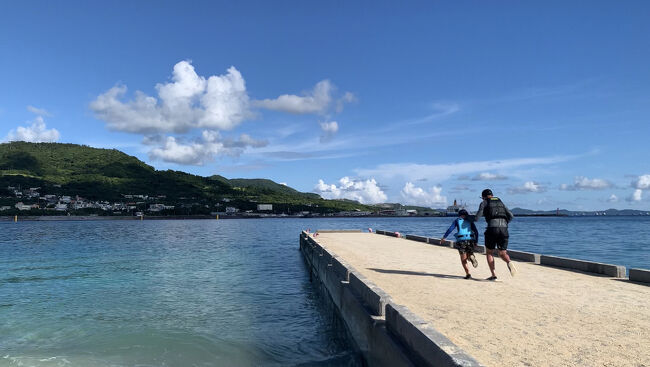 夫、中2長男、小4次男との家族旅行です。<br />沖縄本島は3度目の訪問、瀬底島は2度目の宿泊です。<br />前回の旅行では瀬底ビーチやアンチ浜など、ホテル周辺でゆっくりしたので、今回はちょっと行動範囲を広げてみました。<br />3日目は、備瀬のフクギ並木と備瀬崎、古宇利島へ向かいます。