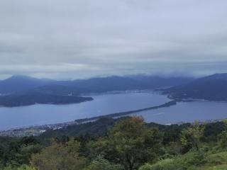 琵琶湖の東岸を北上して、敦賀で車を借りる。三方五湖の水月湖畔に泊まり、翌日は三方五湖展望台、舞鶴経由宮津の天橋立の東側にあるリゾートホテルに二泊、丹後半島を観光し、小浜で車を返し、鯖街道を走る路線バスで近江今津に出て琵琶湖湖畔で一泊。最終日は湖西線で京都に出て新幹線で帰京。<br /><br />（表紙写真は弁天山頂から見た天橋立）