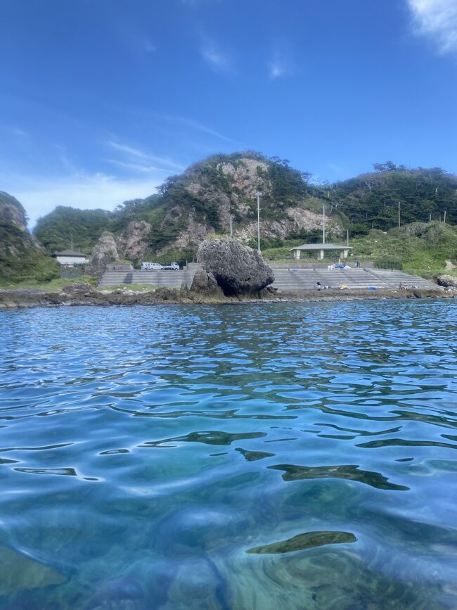 夏休みに弾丸で竹芝桟橋から深夜便のフェリーに乗り込み式根島へ。到着後から夕食まで電動自転車で海に温泉に釣りと島をめぐり夏を大満喫。<br /><br />今回は下記を利用してお得な旅をしてみました。<br /><br />1）株主優待使用<br /><br />今回は東海汽船は、株主優待チケット使用で25%オフ。<br /><br />2）しまぽ通貨使用<br /><br />宿代や島での食事やレンタサイクル代の支払いに。<br />しまぽ通貨を使用しほぼ全て30%引きの価格に。<br /><br />お得に旅ができるしまぽ通貨は事前に登録&amp;購入しておくとスムーズ。<br />ちなみにお釣りがでないため1000円以下の支払いには不向きです。<br /><br />詳しくはこちら<br />https://shimapo.com/