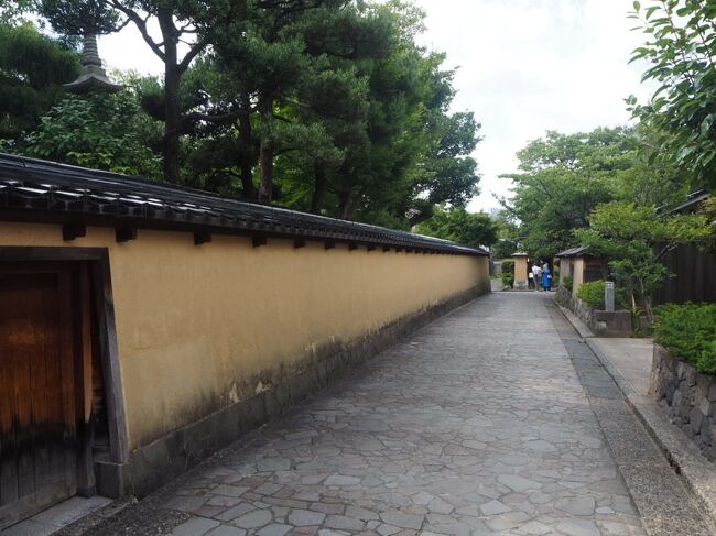 2022年夏の終わりに少し欲張り旅をして来ました。<br />金沢へ行って２泊、京都に移動して２泊というものです。<br />共通点は「雅」という文化が横溢していること。<br />金沢は加賀前田百万石の城下町。<br />京都は言わずと知れた千年の都。<br />両方味わってしまう贅沢気分を味わいました。<br /><br />２日目は、金沢市内をゆっくりと回りました。<br />ひがし茶屋街→兼六園→21世紀美術館→近江町市場→尾山神社→にし茶屋街→長町武家屋敷跡<br />北陸鉄道バスの金沢市内１日フリー乗車券（600円）を大いに活用しました。<br />金沢駅を起点に城下町周遊バスが右回り左回りで15分サイクルで走っています。<br />エリア内なら北陸鉄道バス、JRバス、金沢ふらっとバスにも乗車できます。<br />１回乗車で200円ですので、３回乗れば元が取れてしまうコスパの高いものでした。<br />21世紀美術館以外は、そこまで人出が多くなかったのでゆったりと歩けました。<br /><br />この日は、昼食、夕食ともに金沢らしい魚介を満喫しました（棒鮨＆加賀料理）<br />旬の果物とそこへ行かないと食べられない美味しい和スイーツもいただきました。<br />目も舌も大満足の金沢でした。<br /><br />