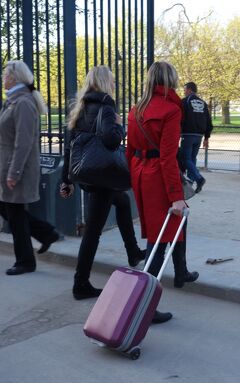 2度目のパリ（出張のついでに31-19）水曜日、仕事前の街歩き。"Jardin des Tuileries" の入口、赤のコートが印象的！