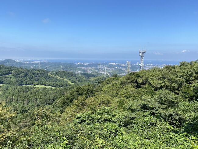 コロナ禍で中断し、ようやく再開した山行きの会。今年は天候に恵まれず、また行動制限などもあり、ようやく３回目の山行きが実現した。天気予報にやきもきしながらも、雨はなさそうとのリーダーの判断に基づき、９月３日、JR逗子駅にいつものメンバー（除：石炭買付に豪州出張中の某会社社長と、虫好きの紅一点）が集い、大楠山に登った。コロナ禍前は毎年この月には、リーダーの会社が保有する寮に一泊して、入浴、夕食、夜食と飲み続けるのが恒例となっていたが、今年は断念、日帰りの登山となったが、秋の到来を感じさせる涼風と緑陰の気持ち良さを満喫し、楽しい山行きとなった。