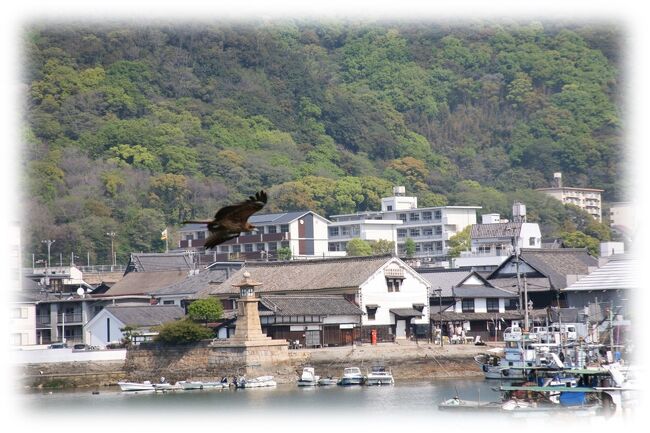 愛媛・広島を一泊二日の車中泊で訪れた最終日。<br />　阿伏兎観音から県道47号線を鞆の浦方面に向け走らせる、広島県営鞆町鍛冶駐車場までの移動時間は15分程。<br /><br />瀬戸内海国立公園鞆の浦。<br />　鞆の浦はいろは丸事件でもよく知られ、歴史好き、ドラマ好きには魅力的な町だろう、寺社好きにとってもそれは同じ。<br />観光案内に紹介される知名度の高い寺社以外にも小さな町内の狭い路地には多くの神社が鎮座する。<br /><br />各所に案内板やマップが整備されていますが、マップにも記されない小さな神社含め全てを訪れるには一日では到底足りないだろう。