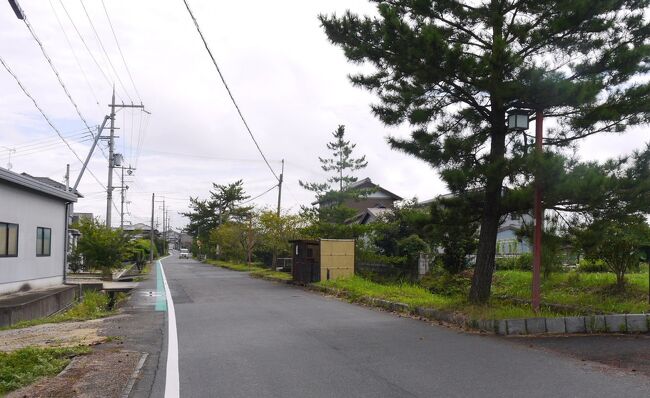 令和2年9月10日　(晴のち曇りのち雨)　　甲西駅から近江土山駅<br /><br />公共交通機関を出発点へ。そして東海道を歩き終えた処から公共交通機関で我自宅へ戻る。<br />そんな街道歩きの繰り返しです。今回は第4回目で草津線の甲西駅から甲賀市の近江土山駅まで歩きました。土山駅は駅と言ってもバスの乗り場でした。でも、市内巡回バスの中心拠点となっている所でした。朝の内は晴れていました。それが横田渡跡常夜灯に着いた頃、少し雨が降りました。それでもしばらくしたら雨は止みました。野洲川の歌声橋辺りまで来ると本降りとなりました。<br />今日の計画では田村神社からバスで南草津駅に戻る予定でした。土山町前野地区辺りで雨が降り始めました。南草津駅行きのバスが田村神社を１５時10分に出発するなっていました。雨が強く降り出しましたが、このままの調子で歩いていては10分発に間に合わないという苦境に立たされました。それで、飛び込んだのがJAこうか土山支所です。カウンタ―越に「タクシーを呼んで欲しい」と頼みました。南草津に向かいたいと事情を説明したら奥の方の席にいた男性が、この先にバスストップが有り、そこで待てば良いと教えてくれました。そして向かったのが近江土山駅で、支所から5分余りで着き、南草津行きのバスに余裕で乗車できました。この南草津行バスは東土山や土山西口で停車し、近江土山駅でも停車するものでした。土山のアチコチのバス停で乗客を拾い甲賀土山ICから新名神に乗り草津に向かうのでした。<br />JAこうかに飛び込んで、店内の奥の方に居た男性からバスの事を教えて貰いましたが、雨の中の旅先での親切でした。とても有難く感じました。<br /><br />JR甲西駅　→　北島酒造　→　針公民館　→　由良谷川隧道　→　新田道道標　→　<br />夏見一里塚　→　大沙川隧道　→　きずな街道休憩所　→　JR三雲駅　→　横田橋　→　<br />横田の常夜燈　→　泉一里塚　→　舞込橋　→　地蔵尊　→　北脇縄手と松並木石碑　→　<br />美富久酒造　→　水口宿西見附跡　→　林口一里塚　→　水口石　→　<br />ひと・まち街道交流館　→　石橋　→　水口宿本陣跡　→　問屋場跡　→　高札場跡　→　<br />水口宿東見附跡　→　松並木　→　お休み処「郷の里」　→　今在家一里塚　→　<br />土山宿今宿石碑　→　眞風軒石碑　→　反野畷石碑　→　近江土山駅<br /><br /><br /><br /><br />