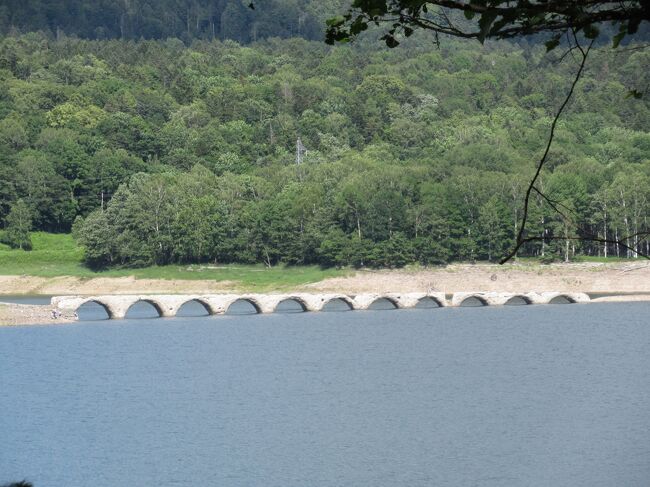 2022年夏。北海道の十勝の地を再び訪れた。<br /><br />今回は帯広からタウシュウベツ川橋梁を通り、層雲峡へ。<br /><br />さらに層雲峡から新千歳空港まで車でまわるというロングドライブの旅だった。