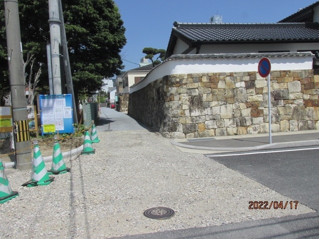 町中の料理店で最後の昼食を食べ、住宅地の道を再び駐在所前に向かう。バスの乗り降りはいつもこの駐在所前でやっている。分かりやすい場所だ。路上駐車しても、この島の駐在さんはうるさくは言わないのだろう。大体交通事故などもないのだろう。町中の道路は昨日歩いた壱岐の町中よりは道路も整備され、街区も整っている。矢張り、小なりとは言え、嘗ての城下町との誇りがあるのかも知れない。武家の町だと。<br /><br />石垣で囲まれた住宅は、どこか石垣、竹富島等の沖縄の住居を思わせるが、ここも又洋上に浮かぶ島、台風の襲来も激しいに違いない。石垣はどこの家も比較的新しく、昔の石垣から作り替えられているようだ。石でできた石垣だから、地震でもない限り１００年、２００年、そのままの形を保つと思うのだが、観光美観を整備する為か、綺麗に整えられている。町中に掘割があるのは、どことなく城下町の風情であるが、同じような情景は地方の幾つかの城下町でも見た覚えはあった。<br /><br />さて、バスに乗って１５分。２‐３分で町域を出て再び先刻の国道を北に向かって走り、トンネルを出て直ぐにも左折し、小高い丘に上がり、対馬空港に着いた。ここは「やまねこ空港」と呼ばれている。「やまねこ」と言ったら、沖縄の「西表やまねこ」が有名で、天然記念物にもなっているが、この島にも「対馬やまねこ」がいるが、何故かここでは天然記念物には指定されていない。いずれにしても西表でも対馬でも数は僅少で、観光客が偶然に見ることはないだろう。２時空港着。出発は３時１０分だ。飛行場にはプロペラ機が駐機している。プロペラに乗ったのは何年前だったか・・。少し時間があったので、土産ショップで更に土産を買い足した。