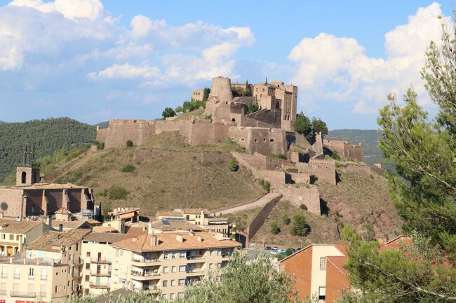 バルセロナから一番近いパラドール<br />「パラドール デ カルドナ Parador de Cardona」<br />古城を改装したパラドールです。<br />丘の上のお城なので、景色は絶景です。<br />今夜の宿泊先です。<br />レストランの食事も美味しかったです。<br /><br />この旅行記＊8月15日(月)　カルドナ泊<br />　　　　　　8月16日(火)　パラドール観光。<br /><br />　日程<br />7月24日(日)　ポートランド　→　（機内泊）<br />7月25日(月)　シカゴ経由　→　N経由由　→　（機内泊）<br />7月26日(火)　バルセロナ泊<br />7月27日(水)　バルセロナ泊<br />7月28日(木)　バルセロナ　→　シッチェス　→　タラゴナ泊<br />7月29日(金)　タラゴナ　→　ポブレー修道院　→　レリダ　→　アインサ　→　アルケサル泊<br />7月30日(土)　アルケサル　→　サラゴサ泊<br />7月31日(日)　サラゴサ　→　ササント・ドミンゴ・デ・ラ・カルサダ泊<br />8月01日(月)　ササント・ドミンゴ・デ・ラ・カルサダ　→　ビルバオ泊<br />8月02日(火)　ビルバオ　→　ゲタリア　→　サン・セバスティアン泊<br />8月03日(水)　サン・セバスティアン　→　オンダリビア　→　イルン泊<br />8月04日(木)　イルン　→　サン・ジャン・ド・リュズ　→　サール　→　アイノア　→　エスプレット　→　サン・ジャン・ピエ・ド・ポール泊<br />8月05日(金)　サン・ジャン・ピエ・ド・ポール　→　ラ・バスティッド・クレーランス　→　バイヨンヌ　→　ボルドー泊<br />8月06日(土)　ボルドー　→　サン・テミリオン　→　ペリグー泊<br />8月07日(日)　ペリグー　→　テュレンヌ　→　コロンジュ・ラ・ルージュ　→　　キュルモント　→　カレナック　→　ルブレサック　→　オートワール　→　ロカマドゥール泊<br />8月08日(月)　ロカマドゥール　→　サルラ　→　ドンム　→　ラ・ロック・ガジャック　→　ベナック・エ・カズナック　→　サン・シルウ・ラポピー泊<br />8月09日(火)　サン・シルウ・ラポピー　→　カルダイヤック　→　フィジャック　→　コンク泊<br />8月10日(水)　コンク　→　ベルカステル　→　ナジャック　→　コルド・シュル・シエル泊<br />8月11日(木)　コルド・シュル・シエル　→　アルビ 　→　カストル泊<br />8月12日(金)　カストル　→　ミルポワ　→　カルカッソンヌ泊<br />8月13日(土)　カルカッソンヌ　→　ペルピニャン　→　カステルヌ泊<br />8月14日(日)　カステルヌ　→　ヴィルフランシュ・ド・コンフラン　→　エウス　→　フィゲラス　→　ジローナ泊<br />8月15日(月)　ジローナ　→　ビク　→　カルドナ泊<br />8月16日(火)　カルドナ　→　モンセラート　→　バルセロナ近郊泊<br />8月17日(水)　バルセロナ　→　チューリッヒ経由　→　サンフランシスコ経由　→　ポートランド自宅<br />