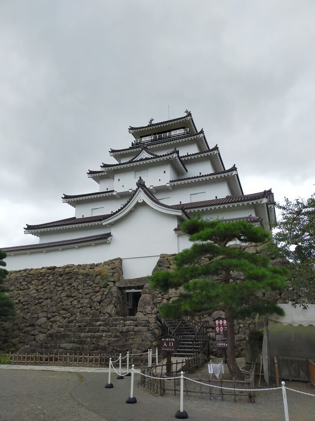 2泊目は 東山温泉です。<br />大人の休日倶楽部パスは 最近は 温泉に泊まることが多いです。　　最初はビジネスホテルに泊まっていました。　しかし東北は良い温泉がたくさんあるので 温泉も じっくり味わいたいなあと思います。<br /><br />二日目は もう何十年も行っていない 鶴ヶ城にも行ってみます。<br />まだまだ暑いので 若い時のように 朝から晩まで みっちり観光することはできません まあ自分のペースででのんびり見ます。