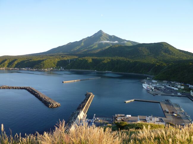 4日間のお休みを頂きましてひとりで利尻島、礼文島に行きました。<br />最大の目的は利尻山登頂でした。<br />1日目利尻島に着いた日は雲ひとつない快晴でした。