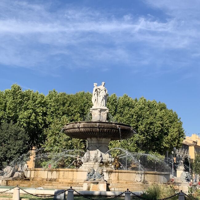 母娘揃ってコロナ前から熱望していたフランス旅行!会社の夏休みと有給をかき集めて何とか12日間確保◎旅行決意時まだコロナの影響が色濃く、全くツアーが無い…ので完全に自分たちだけでスケジュール立て・予約し何とか旅行にこぎ着けました!本当に行ってよかったと心からお勧めできる素敵なフランスの景色を少しでも楽しんでいただければ幸いです☆彡——————————————————————✄今回はパリ=シャルル・ド・ゴール空港から母待望の南仏・エクスアンプロヴァンス到着編です。