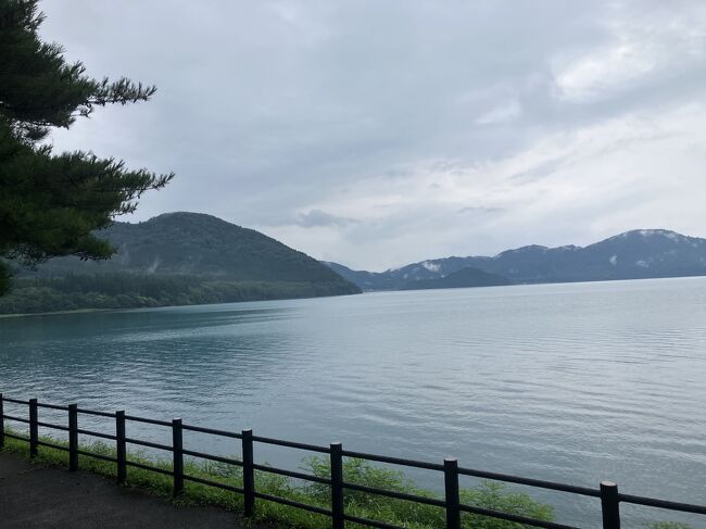 降水確率は高いのに、金曜・土曜も花火の時間を除き雨には会わないでいられている。<br />しかし今日も70％なので、田沢湖からの乳頭蟹葉温泉。<br />田沢湖駅からバスで田沢湖畔へ。<br />