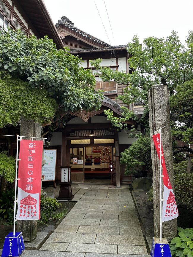 2022年8月お盆明けの週末に、山形県鶴岡市・酒田市へ二泊三日の一人旅に行ってきました。 <br /><br />行動制限がない3年ぶりの夏！といいながら、今までにないペースで急増する新型コロナウィルス・オミクロン株の国内感染者数を伝えるニュースが逸る気持ちを挫かせます。<br /><br />こういう時は温泉の力を借り、旅先の非日常に触れることで、身体と心の健康増進と免疫力アップをすることが必要ですね。<br /><br />今回の旅は首都圏から地上のアクセス面でやや不便なところにある山形県庄内地方を目的地にしました。<br /><br /> 旅の1日目は上越新幹線とJR在来線特急を乗り継いで、最初に『クラゲの水族館』で有名な鶴岡市立加茂水族館を訪問し、その日の夜は近くの湯野浜温泉の民宿に泊まりました。<br /><br /> 2日目は山岳信仰と修験道の聖地、羽黒山・出羽三山神社を訪れ、その後鶴岡市街に戻って鶴ヶ岡城址周辺を散策、夜は鶴岡市内にある湯田川温泉の老舗旅館に宿泊しました。<br /><br />最終日の3日目は酒田市に移動して北前船の寄港地の面影の残る酒田の街並みを楽しみ、最後に庄内空港から一人旅初の航空機に搭乗して帰宅しました。    <br /><br />本編は3日目最終日後半の酒田市街と現地から帰宅の旅行記です。