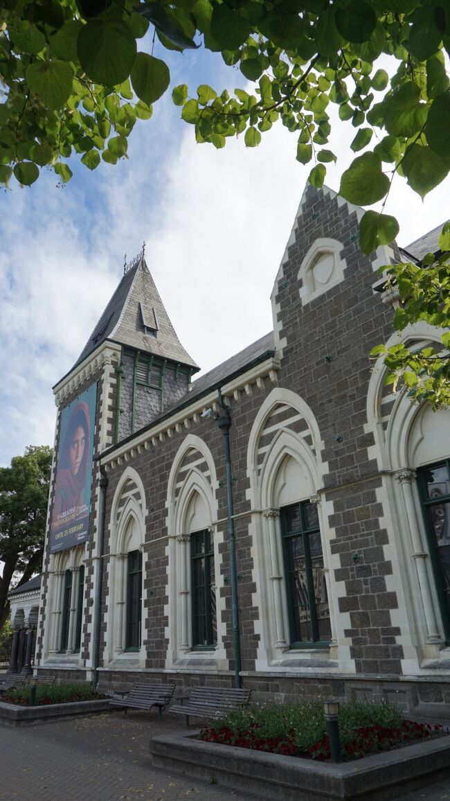 ニュージーランド南島の旅の最終日。クライストチャーチのカンタベリー博物館を見学。昼食後、天気が良かったので、郊外にあるクライストチャーチ・ゴンドラに乗った。丘の上からクライストチャーチの市街地やリトルトン港まできれいに見えた。<br />１２月２９日（金）ホテルで朝食を済ませて、カシェル・ストリートを歩いてカンタベリー博物館に行く。ニュージーランドの豊かな文化遺産と自然遺産を学ぶことができる場所で見ごたえたっぷり。博物館の近くのカフェで昼食を済ませ、シャトルバスでクライストチャーチ・ゴンドラに行く。ゴンドラに乗って丘の上に上がると３６０°のパノラマを楽しむことができる。