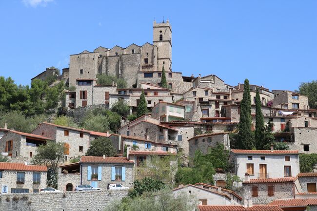 フランス最後の訪問地「エウス」。<br />フランスの最も美しい村に認定された村のひとつです。<br />今回の旅は21の美しい村を訪問しました。<br />どこも素晴らしかったです。<br />「エウス」も印象に残る素朴な可愛い村でした。<br /><br />この旅行記※8月14日(日)　エウス散策<br /><br />　日程<br />7月24日(日)　ポートランド　→　（機内泊）<br />7月25日(月)　シカゴ経由　→　ニューヨーク経由　→　（機内泊）<br />7月26日(火)　バルセロナ泊<br />7月27日(水)　バルセロナ泊<br />7月28日(木)　バルセロナ　→　シッチェス　→　タラゴナ泊<br />7月29日(金)　タラゴナ　→　ポブレー修道院　→　レリダ　→　アインサ　→　アルケサル泊<br />7月30日(土)　アルケサル　→　サラゴサ泊<br />7月31日(日)　サラゴサ　→　ササント・ドミンゴ・デ・ラ・カルサダ泊<br />8月01日(月)　ササント・ドミンゴ・デ・ラ・カルサダ　→　ビルバオ泊<br />8月02日(火)　ビルバオ　→　ゲタリア　→　サン・セバスティアン泊<br />8月03日(水)　サン・セバスティアン　→　オンダリビア　→　イルン泊<br />8月04日(木)　イルン　→　サン・ジャン・ド・リュズ　→　サール　→　アイノア　→　エスプレット　→　サン・ジャン・ピエ・ド・ポール泊<br />8月05日(金)　サン・ジャン・ピエ・ド・ポール　→　ラ・バスティッド・クレーランス　→　バイヨンヌ　→　ボルドー泊<br />8月06日(土)　ボルドー　→　サン・テミリオン　→　ペリグー泊<br />8月07日(日)　ペリグー　→　テュレンヌ　→　コロンジュ・ラ・ルージュ　→　　キュルモント　→　カレナック　→　ルブレサック　→　オートワール　→　ロカマドゥール泊<br />8月08日(月)　ロカマドゥール　→　サルラ　→　ドンム　→　ラ・ロック・ガジャック　→　ベナック・エ・カズナック　→　サン・シルウ・ラポピー泊<br />8月09日(火)　サン・シルウ・ラポピー　→　カルダイヤック　→　フィジャック　→　コンク泊<br />8月10日(水)　コンク　→　ベルカステル　→　ナジャック　→　コルド・シュル・シエル泊<br />8月11日(木)　コルド・シュル・シエル　→　アルビ 　→　カストル泊<br />8月12日(金)　カストル　→　ミルポワ　→　カルカッソンヌ泊<br />8月13日(土)　カルカッソンヌ　→　ペルピニャン　→　カステルヌ泊<br />8月14日(日)　カステルヌ　→　ヴィルフランシュ・ド・コンフラン　→　エウス　→　フィゲラス　→　ジローナ泊<br />8月15日(月)　ジローナ　→　ビク　→　カルドナ泊<br />8月16日(火)　カルドナ　→　モンセラート　→　バルセロナ近郊泊<br />8月17日(水)　バルセロナ　→　チューリッヒ経由　→　サンフランシスコ経由　→　ポートランド自宅<br />