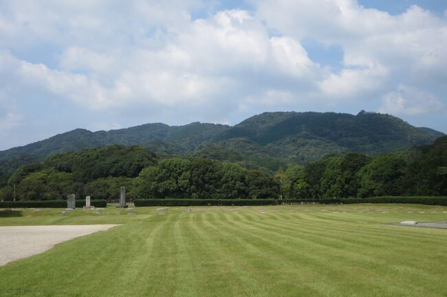 四王寺山は大宰府政庁跡(都府楼址地)の裏手にある山で、大城山、岩屋山、水瓶山。大原山の総称になります。コースは。都府楼址地→坂本八幡宮→大城山→野外音楽堂→百間石垣→鮎帰り滝→大原山→焼米ヶ原→岩屋城址→高橋紹運墓所→大宰府市民の森→都府楼址地です。およそ9㎞、5時間(休憩込み)です。<br />都府楼址地に車を置き、左手の舗装道路を5分ほどで坂本八幡宮に着きます。さらに四王寺山に向かって歩くとやや傾斜がきつくなった辺りで九州自然歩道の標識がありますので、ここからあぜ道に入ります。やや山らしくなってきますが、登山道は分かりやすく道に迷うことはないでしょう。約20分ほどで高圧線の鉄塔に到着します。四王寺山の尾根道に出るまでの中間点になります。さらに20分ほどで四王寺山の尾根道に出ます。道標の「毘沙門堂」方向(左手)に尾根道を辿ります。やがて尾根道の幅が広くなった辺りで前方に石の鳥居が見えてきます。この鳥居をくぐり石段を登ると毘沙門堂になります。毘沙門堂の左手には最初のピーク大城山(標高410m)の三角点があります。毘沙門堂の裏手から野外音楽堂に向かいますが、途中急坂を下りますので足元には注意してください。野外音楽堂の左手から百間石垣へと向かいます。百間石垣は663年白村江の戦いで敗れた後に大宰府防衛のため築かれた朝鮮式山城です。この石垣に設けられた勾配のきつく幅の狭い階段を一気に下ります。四王寺山を縦断する道路に出るので100mほど左に行くと、県民の森、鮎帰りの滝の標識があるので、ここから県民の森内の舗装道路をしばらく歩きます。やがて右側に鮎帰りの滝が現れるのでこの滝でしばらく休憩します。その後さらに舗装道路を歩くと、左手に急な階段が現れるので登ります。あとは大原山まで一気に登ります。<br />大原山を過ぎると焼米ケ原、島津の大軍勢の北上をわずか700名の兵で阻止した高橋紹運の岩屋城(岩屋山頂に「壮烈岩屋城」の石碑があります)と高橋紹運墓所を巡って、県民の森まで下ります。県民の森を過ぎるとしばらく民家の間の細い道を歩きますが、5分ほどで都府楼址地裏手にに到着します。