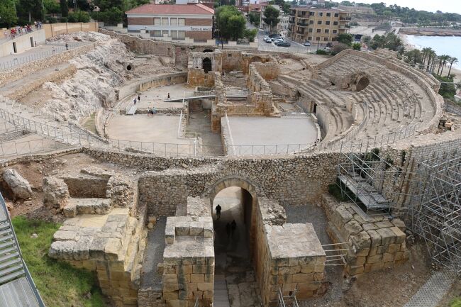 本日の最終目的地は「タラゴナ」。<br />「タラゴナ」周辺に残された、古代ローマ時代の建設物の<br />「ラス ファレラス水道橋」を見学しました。<br />その後のディナーはカタルーニャ料理の食べ放題。<br />翌日は、ローマ時代の遺跡が残る街「タラゴナ」を散策しました。<br /><br />この旅行記＊7月28日(木)　ラス・ファレラス水道橋　タラゴナ泊<br />　　　　　　7月29日(金)　タラゴナ散策<br /><br />　日程<br />7月24日(日)　ポートランド　→　（機内泊）<br />7月25日(月)　シカゴ経由　→　ニューヨーク経由　→　（機内泊）<br />7月26日(火)　バルセロナ泊<br />7月27日(水)　バルセロナ泊<br />7月28日(木)　バルセロナ　→　シッチェス　→　タラゴナ泊<br />7月29日(金)　タラゴナ　→　ポブレー修道院　→　レリダ　→　アインサ　→　アルケサル泊<br />7月30日(土)　アルケサル　→　サラゴサ泊<br />7月31日(日)　サラゴサ　→　ササント・ドミンゴ・デ・ラ・カルサダ泊<br />8月01日(月)　ササント・ドミンゴ・デ・ラ・カルサダ　→　ビルバオ泊<br />8月02日(火)　ビルバオ　→　ゲタリア　→　サン・セバスティアン泊<br />8月03日(水)　サン・セバスティアン　→　オンダリビア　→　イルン泊<br />8月04日(木)　イルン　→　サン・ジャン・ド・リュズ　→　サール　→　アイノア　→　エスプレット　→　サン・ジャン・ピエ・ド・ポール泊<br />8月05日(金)　サン・ジャン・ピエ・ド・ポール　→　ラ・バスティッド・クレーランス　→　バイヨンヌ　→　ボルドー泊<br />8月06日(土)　ボルドー　→　サン・テミリオン　→　ペリグー泊<br />8月07日(日)　ペリグー　→　テュレンヌ　→　コロンジュ・ラ・ルージュ　→　　キュルモント　→　カレナック　→　ルブレサック　→　オートワール　→　ロカマドゥール泊<br />8月08日(月)　ロカマドゥール　→　サルラ　→　ドンム　→　ラ・ロック・ガジャック　→　ベナック・エ・カズナック　→　サン・シルウ・ラポピー泊<br />8月09日(火)　サン・シルウ・ラポピー　→　カルダイヤック　→　フィジャック　→　コンク泊<br />8月10日(水)　コンク　→　ベルカステル　→　ナジャック　→　コルド・シュル・シエル泊<br />8月11日(木)　コルド・シュル・シエル　→　アルビ 　→　カストル泊<br />8月12日(金)　カストル　→　ミルポワ　→　カルカッソンヌ泊<br />8月13日(土)　カルカッソンヌ　→　ペルピニャン　→　カステルヌ泊<br />8月14日(日)　カステルヌ　→　ヴィルフランシュ・ド・コンフラン　→　エウス　→　フィゲラス　→　ジローナ泊<br />8月15日(月)　ジローナ　→　ビク　→　カルドナ泊<br />8月16日(火)　カルドナ　→　モンセラート　→　バルセロナ近郊泊<br />8月17日(水)　バルセロナ　→　チューリッヒ経由　→　サンフランシスコ経由　→　ポートランド自宅<br />