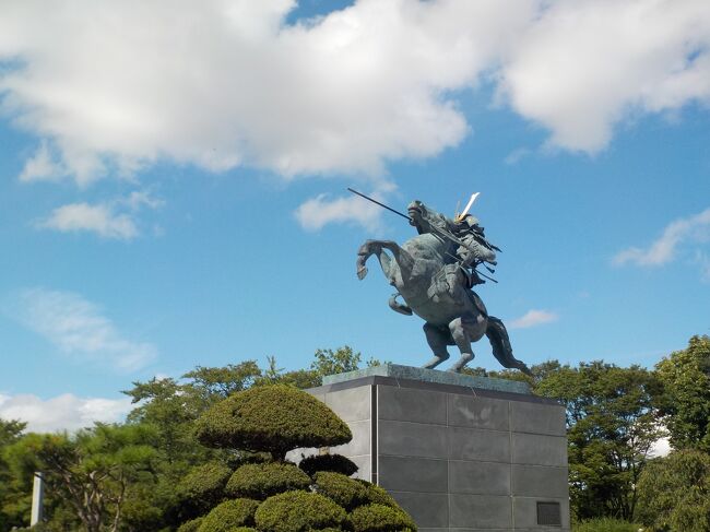 山の神温泉を後にして山形へ向かいます。<br />まずは紫陽花寺として有名な出塩文殊堂へ行きました。<br />当然アジサイの季節は終わっていますが、参道のアジサイは季節には見事でしょう。<br />山形城址へ行きました。<br />美しい石垣の城址です。<br />お堀の横に線路があるのもなにか懐かしい感じです。<br />山形県立病院として建設された「旧済生館　三層楼」へ行きました。<br />無料で公開されている施設で医学の歴史を見ることもできます。<br />建物の美しさは素晴らしいです。<br /><br />