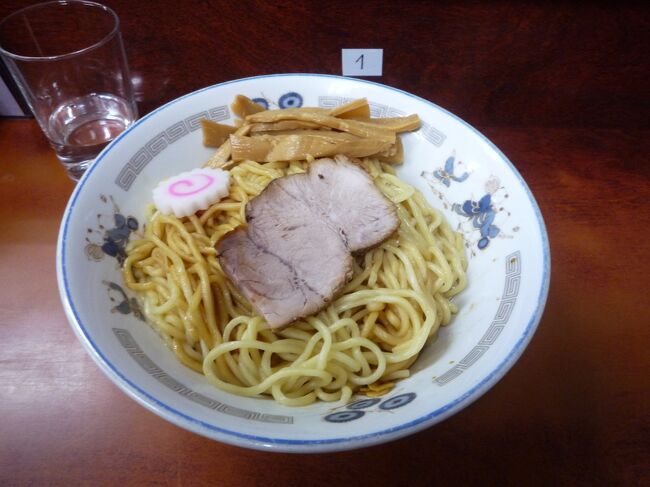 私は今日から今週はお休み。<br /><br />今週は妻は在宅。<br />娘は常に在宅。<br />よって今日は妻と娘が在宅なので~<br />一人でぷらっと気の向くまま~<br />明日は妻も休み~<br />明日は足っシーです。<br />※只今妻は足捻挫中!!<br />元々歯医者の予約入れていた~地元ではないのです~<br />歯医者の予約は11:00<br />捻挫しているから足っシー仕方ないか(>_<)<br /><br />そのような訳で~お彼岸近いので今日は愛猫の墓参。<br />前に日記で油そば紹介したことがあります。<br />その日記と8割同じコース?<m(__)m><br />そのときは油そば食べかけの写真でしたが、今回は食べる前に撮っておきました(笑)<br />あの味!!忘れられなく今日も行ってしまいました。<br />今回で2回目ですがお店のテントがきれいになっていました。<br />個人的には伺う価値あります。<br />〇〇系とか若いお兄ちゃんが作る麺は好まないんです。<br />お年寄りが後継者交えてお店を守っているようなお店が好きなんです。<br /><br />帰りは吉祥寺へ行き、気になっていた神社がありお参りしてきました。<br />「武蔵野八幡宮」<br />なんと!!!!明日が例大祭!!!<br />縁日も出ていました。<br />御朱印いただき吉祥寺を散策し帰宅しました。<br /><br />今日のアロハシャツは秋のイメージです。<br />半袖着れる秋の期間は秋柄を楽しみたいです。<br /><br />それではお写真で<br />自己満足お付き合いいただけると幸いです。<br />