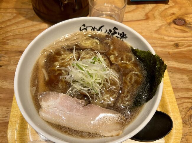 20年近く前、学生時代に先輩に連れていかれた横浜のラーメン博物館。<br />全国の有名ラーメン店を口説いて出店してもらっているところ。<br /><br />20年近く前に行ったときは、若気の至りでカレーミュージアムとハシゴ。<br />カレーを２杯食べてからラー博に行ったので、良い思い出はない。<br /><br />今回は純粋にラー博を楽しんで、失った青春を取り戻す。<br />そんなちょっと何言っているのかよくわからない設定の旅行記です。