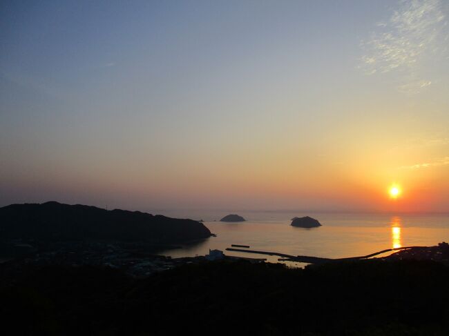 2022年4月中旬の熊本＆鹿児島旅（９泊10日）の７日目。<br /><br />この日は甑島滞在日なので、一日かけてじっくり島々を巡ります。<br />絶景だけではなく、島の歴史や文化が垣間見られればいいなぁと、車を走らせました。<br /><br />さて、平成の大合併で薩摩川内市となった甑列島（有人島は、北から上甑、中甑、下甑の３島）ですが、以前は大きく4つの行政単位に分かれていました。<br />まず、(1)私が宿泊している上甑島の「里村」、(2)上甑島の西側半分と中甑島の全域が「中甑村（７集落）」、(3)下甑島の北側1/3が「鹿島村」、(4)下甑島の南側2/3を占める「下甑村（５集落）」です。<br />　　※（　）内の集落数は、明治22年以前の村数です。<br />興味深いのは、明治22年～23年の行政整理で、(2)里村は上甑村に、(3)藺牟田村は下甑村となったにも関わらず、直後の明治24年に里村は上甑村から分かれ、更に昭和24年には藺牟田村が鹿島村として下甑村から分離したという歴史です。<br /><br />外部の人間＝私が邪推するに、薩摩藩の武家屋敷が軒を連ねていた「里集落」、離島の中にあって、更に「島の中の孤島」だった「藺牟田集落→鹿島村」は、やはり一緒にやって行くには譲れない「独自の方向性」があったのでしょう。<br /><br />また、下甑の手打集落には「ドクターコトー診療所」のモデルとなった医師が39年間勤務していた診療所があるので、そこも訪ねてみましょうか。<br />（「ドクターコトー診療所」のYVドラマは与那国島でロケが行われましたが、漫画（原作）作中で、島の名前は「古志木島」です。）<br /><br /><br />