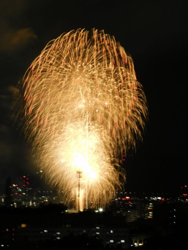 2022年9月4日。<br />枚方市で19年ぶりに花火大会があるというので、その日を楽しみにしていました。<br />トラベラーのガブリエラさん(愛称;ガブちゃん)&はぁみさん&義妹をお誘いして、花火大会が真正面に見える某マンションで花火を堪能しました!☆<br />9月10日に自宅のベランダから見えた「中秋の名月」もおまけで掲載しました。<br /><br />※コメントは少なめでスミマセン...<br />