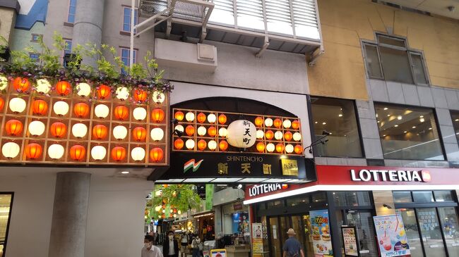 博多筑紫口近くのホテルで起きて、朝食を食べに出た。<br />朝の博多駅。<br />大きな駅の朝はどことなく楽しい。<br /><br />駅前にあるデイトス・アネックスにある人気の「すし割烹かじ」で朝食を取ろう。<br /><br />寿司屋らしい店内。<br />朝食メニューは逸品なので注文しなくても出てくる。<br />鯖焼きと出汁巻と貝汁。<br /><br />シンプルだけど美味しい朝食を食べて満足。<br />ホテルに戻って少し休もう。<br /><br />天神界隈で用事を済ませてからランチ。<br />新天町の商店街など楽しい町をぶらついていると、美味しそうな牛タンの店を見つけた。<br />「炭焼牛タン東山」<br /><br />ネットで調べると人気店。<br />地下に降りて店に入る。<br />ランチメニューは何種もあるが、牛タンと仙台トンタンのランチがある。<br /><br />ランチビールを飲みながら、ゆっくりタンを楽しむ。<br />店の雰囲気もいい感じだし、タンが旨い!<br />トンタンもいいけど、やっぱり牛タンが美味しい。<br /><br />店を出て天神の街をぶらつく。<br />警固神社に参拝して地下鉄で博多に出よう。<br /><br />新幹線に乗るのに少し時間が早いので、博多の街をぶらつく。<br />筑紫口の飲み屋街をぶらついた。<br />駅に戻って新幹線乗り場へ。<br /><br />さて次の目的地に向かおう。<br />