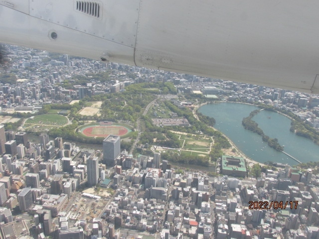 人口１００万人以上の１０大都市圏の中で、福岡空港程市街地に近い空港は無い。地下鉄が空港～市街地の天神、博多に結ばれる以前は福岡市街にはタクシーで行っていたが、当時の料金で１０００円ちょっと。渋滞等で嵩んでも１５００円まで上がったことはなかった。３０年ほど前に地下鉄が開通し、以来地下鉄にしているが、乗って１５分程度である。羽田からの便はいつもは北側から侵入しているが、こうして南側から市街地に入ってくるのは初めてだ。<br /><br />北側ルートは関門海峡寄りから市街地の上空を飛び、眼下に博多港、湾岸高速道を眺め、市街地の真上を飛び着陸して行った。今日は南側からだから、福岡市の南、区で言えば西区辺りの上空を飛び、先刻も姪の浜の綺麗な海岸線も見えた。何年か前用事で九大学研都市に来たことがあったが、九州大学がこの地に移転し、キャンパスを集合して以来西区は学園都市として整備され、区画整備された駅前の光景が記憶に残っている。<br /><br />機の前方に大濠公園が見える。福岡には過去数回来ているが、数年前初めて福岡城に登った。天守閣の無いお城でそれまでは余り関心も無かったが、丁度その時は桜の季節で、城内の桜を見てみたい気が生まれ、足を延ばした。この場所は元々は平安時代の鴻臚館跡であり、そこは今では平和台球場になっているが、この城自体は戦国の武将、黒田官兵衛、別名如水が関ヶ原の武功によって家康よりこの地を賜って後、その息子の２代目黒田長政によって、築城されたものである。広々とした城内には、天守閣は無いものの、あちこちに廓、櫓が建っていて、その幾つかは重文に指定されていて、満開の桜の中に真っ白の漆喰壁が良く似合っていた。<br /><br />お城を下りた直ぐ前に大濠公園の大きな湖があり、これは海水を引き入れたお堀の役割をしているとの案内板説明であったが、それよりかむしろ水戸城偕楽園の直ぐ前の漫湖や熊本城の水前寺、高松城の栗林公園のようなお殿様の遊びの場として造営されたものと思われた。大きな湖を二分するように一本の堰堤が作られ、遊歩道にもなってはいるが、それは正に西湖の白堤、蘇堤のようでもあり、明の遺臣が江戸に亡命し、後楽園に似たようなミニチュアサイズの堰堤を作ったことと、何がしかの関連はあるに違いない。その頃も既に足の衰えを感じていて、この堰堤を歩き切る自身も無く、湖岸を半周し、地下鉄駅に戻ったのだったが、機上からそんな４－５年前の記憶を思い出している内、機は着陸態勢に入った。