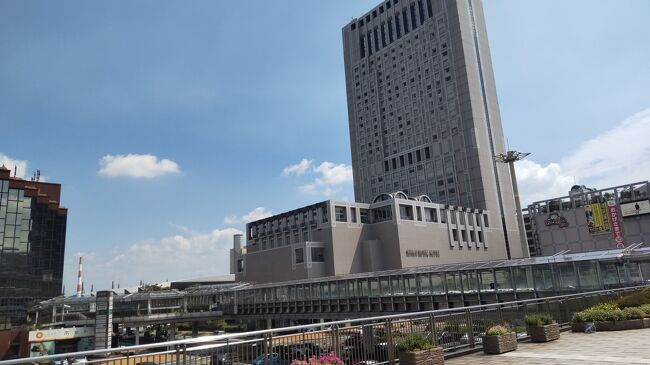 この日は北九州に向かう。<br />まずは朝食。<br />湯田温泉のメイン通りにある「なか卯」<br /><br />ここで朝食セット。<br />焼き鮭と牛小鉢とハーフのはいからうどん。<br />ボリュームある朝食を食べて、二日酔いを治そう。<br /><br />ホテルで少し休んでから湯田温泉駅まで歩く。<br />懐かしい雰囲気も街並みを歩き、山口線で新山口へ。<br />ここから新幹線で小倉駅へ。<br /><br />少し待ち合わせに時間があるので、小倉の街をぶらつく。<br />博多とは少し違った街並みで、何となく懐かしい。<br /><br />駅で友人と待ち合わせ。<br />夕方まで一杯やって折尾駅まで送ってもらう。<br />折尾駅でソニックを待つ間、人気の立ち食いうどん「東筑軒」へ<br /><br />福岡うどんと言えば丸天。<br />丸天うどんを頂く。<br /><br />優しい味のうどんが飲み過ぎの胃に優しい。<br />丁度ソニック号の時間だ。<br />博多までの旅を楽しむ。<br /><br />博多駅から地下鉄で空港に向かうが、結構時間がある。<br />一杯やろうと街をぶらつくが、時間が中途半端。<br />地下鉄に乗って空港へ。<br /><br />福岡空港に到着すると、飲み過ぎておかしくなった満腹中枢が刺激されラーメンストリートへ。<br />人気の「海鳴」が入れそうなので入店。<br /><br />名物の明太子ラーメンを頂く。<br />ピリ辛でこれが旨い!<br />少し食べ過ぎたが、美味しい山口福岡の旅だ。