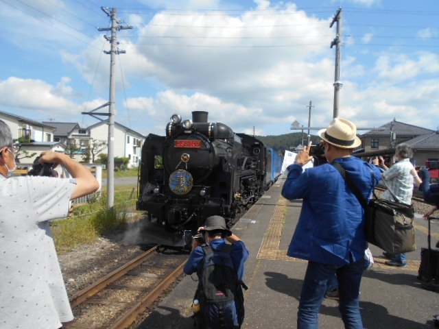 遠野駅ではホームの反対側に釜石から走ってきた<br />SL銀河が休んでいました。<br />「ウォ～！本物のSLが停まっているぞ～！」<br />2両連結の列車から大勢の乗客が走り出して<br />SL銀河に向かっていきます。<br />（なんだ乗客のほとんどはこれが目的だったのだ…、<br />私たちもですが。）<br />私たちは蒸気機関車を様々な角度からカメラに収めます。<br />