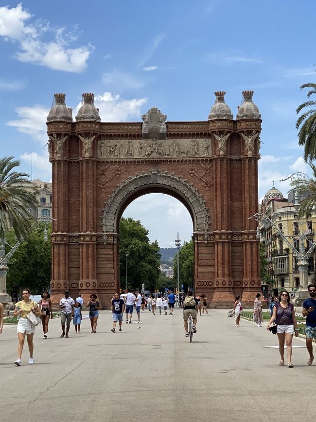 2020年に予定していたスペイン旅行のリベンジ。<br />まだ微妙なタイミングではあったものの海外行けないストレスも限界!ってことで強行。コロナ禍だからこその貴重な体験も・・・<br /><br />6/26 NRT - HEL - BCN<br />7/5. BCN - BIO<br />7/9. BIO - MAD<br />7/2. MAD - DOH - NRT<br /><br />6月30日、午後からロックフェスに行こうとメトロに乗ったら、ロックフェスの開演時間が遅れるとのことで、時間が少しあったため街ブラ。<br />