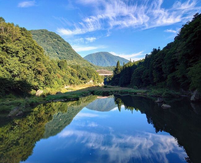 　ＪＲ東日本の企画切符の１つ「週末パス」を活用して、福島県会津へ行ってきました(^^)<br /><br />　具体的な行程は以下のとおりです(^^)<br />１日目：塔のへつり→大内宿→会津若松→郡山<br />２日目：郡山→喜多方<br /><br />　人生で初めての東北旅行なんですが、直前まで天気予報（台風の影響）を確認して、何とか大丈夫そうだということで週末パスを購入しました(^^)<br /><br />　公共交通機関の路線図や時刻表は入念に下調べをしましたが、観光スポットはネットで軽く研究しただけなので、行程は再考の余地があったかもしれません(-_-;)<br /><br />　それでも、初めての場所はやはり新鮮だし、ワクワク感が高まるし、満足度の高い１泊２日旅行になりました(^^)<br /><br />　いいね！東北(^^)<br /><br /><br /><br /><br /><br /><br /><br />