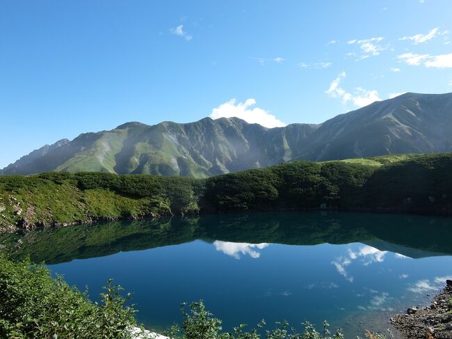 臨時特急を満喫して立山駅に着きました。ここからアルペンルートのスタートです。<br />宿泊先の標高2450m、ホテル立山へ向かいます。天気はちょっと雨で視界はいまいちでしたが、こういう日こそ雷鳥が姿をよく見せるとか。<br /><br />ざっくり旅程<br />黒部峡谷鉄道トロッコ列車、富山地方鉄道、立山黒部アルペンルートを満喫してきました。<br />新黒部→富山地鉄→黒部峡谷鉄道→宇奈月温泉(泊)→富山地鉄アルプスエキスプレス→立山→室堂(泊)→黒部ダム→扇沢→長野