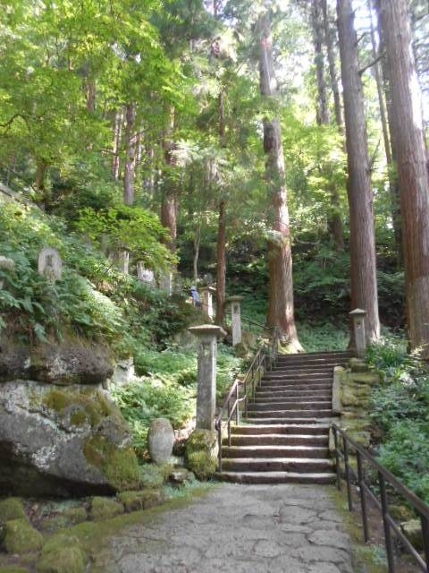 写真は山形立石寺の石段です。<br />1,000段あると言われています。<br />2020年の11月に金毘羅さんの石段を<br />登りましたのでたいしたことはない<br />と高を括っていました。<br />でも前半は途中であきらめようかと思うほど<br />体力を消耗しました。<br />「立石寺、侮るべからず」です。<br />2年間の間に体重が増えていたのと<br />老齢化が進行していたのです。<br />老齢化の進行は止めることは出来ませんが<br />・足腰の耐久力を増強(少なくとも現状維持)する。<br />・体重のスリム化作戦を実行する。<br />ことは可能です。<br />これは旅を継続するための必要条件だと思います。<br />日常の「節制」と「鍛錬」を日課とすることの<br />大切さを感じました。<br />(それが難しいんだけど!)<br /><br />