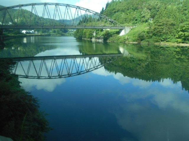 写真は只見溪谷の美しい風景です。<br />今日は9月14日（水）、旅行4日目の最終日です。<br />早朝、06:03にＪＲ只見線で会津若松駅を出発し、<br />会津川口駅（20駅目）に08:06に到着します。 <br /><br />JR只見線はこの美しい溪谷を楽しめる路線として<br />世界的にも有名な観光スポットとされています。<br />しかし、平成23年（2011年）に発生した<br />「平成23年7月新潟・福島豪雨」で<br />複数の橋梁が流失し、路盤も流出するなど<br />甚大な被害を受けました。<br />しかし懸命の復旧が進められ代行バスが運行されてきた<br />会津川口駅から只見駅までの区間も2022年10月1日から<br />再開されることになりました。<br />今日の旅で利用する会津川口駅から只見駅までの代行バスも<br />最終日（9月末）までと残すところ2週間となりました。<br />