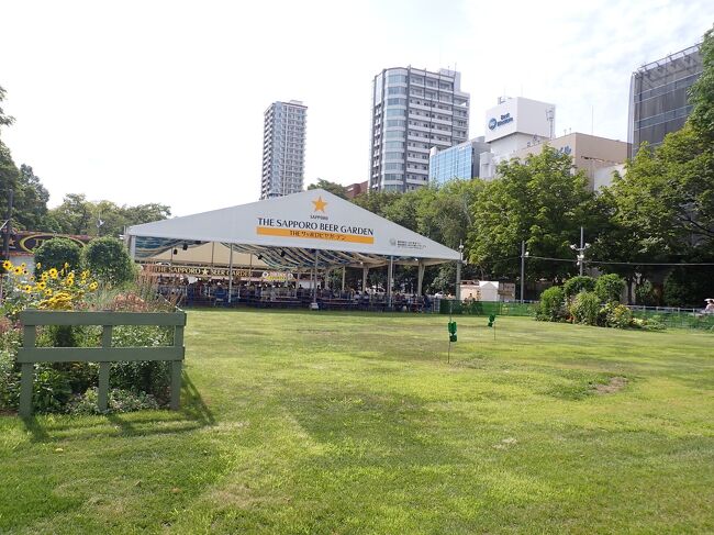 8月最初の週末。<br />札幌で「ポケモンGo」のイベントがあるということで<br />札幌へGo!<br /><br />と言ってもびびママは完全に付き添いで同行。<br />初日びびパパはイベントへ。<br />びびママはひとりで気ままに札幌を散策。<br />2日目は一緒に小樽へ。<br />7月に引続き夏の北海道。<br />サクッと週末旅楽しみました。<br /><br /><br />8/6 仙台空港7:35発ー新千歳空港着8:45着 <br /> ANA 3145便(IBEXエアライン運航)<br /> 快速エアポートで札幌へ<br /> びびパパはポケGoイベントへ。<br /> びびママは札幌散策。 <br /> <br /> フェアフィールド・バイ・マリオット札幌 泊 <br /> <br />5/15 札幌からJRで小樽へ<br /> 小樽運河クルーズ<br /> ノスタルジックな赤レンガ倉庫エリアや<br /> 堺町通りを散策<br /> 小樽から快速エアポートで新千歳空港<br /> 新千歳空港20:15発仙台空港21:20着<br /> ANA 3150便(IBEXエアライン運航)<br /> <br />航空券:ANA HPから予約<br /> 往復1人37,000円<br /> スカイコイン+差額クレカでお支払い<br /><br />ホテル:フェアフィールド・バイ・マリオット札幌<br /> ツインルーム朝食付<br /> シニア割引 23,404円(諸込)<br /><br />マリオットボンボイから4月予約<br /> <br />この旅行記は<br />1日目<br />札幌へ移動後ホテルへ荷物を預け<br />びびママは地下鉄+バスで羊ケ丘展望台へ。<br />その後市内へ戻り大通りビアガーデンで生ビール!<br />時計台やすすきの界隈を散策してホテルへ。<br />休息後びびパパと合流して<br />町のすし家四季花まるで夕食。<br />さっぽろテレビ塔からの夜景を楽しみました。<br /><br />備忘録としての旅行記です。<br />シツコクなるのをお許し下さい。