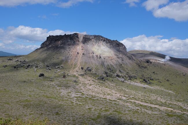 北海道の登山は二年ぶりで久々の遠征です。<br />当初は富良野岳や幌尻のチロロ林道へ挑戦しようかと思いましたが、天気の都合やまだ登ってない百名山の羊蹄山を目指す登山に切り替えました。<br />朝の便で新千歳に到着、天気が快晴予報で樽前山に登って見る事に<br />平日なのに7合目登山口に長い路肩駐車となってました～！<br />天気が良くハイキング的にゆっくり登って行っても東山ピークまで30分程度とお手軽さで人気なんでしょうか！<br />平日だというのに親子連れや学生まで色々な方が登られてました。<br />外輪山に出るとかなりの強風でしたが、天気が最高なので西山まで行って見る事にしましたがこちら側は一気に人がまばらになってきます。<br />時間も正午過ぎでお昼を山頂で食べて、今度は風不死岳へ向かいます。<br />こちらはほぼ人が居ません、こちらは急勾配の鎖などがあり一気に登るタイプで人が少ないのも納得です。<br />山頂からは支笏湖や恵庭岳が綺麗に見えて眺望は最高です。<br />終始天気に恵まれ、最高の北海道遠征初日になりました。