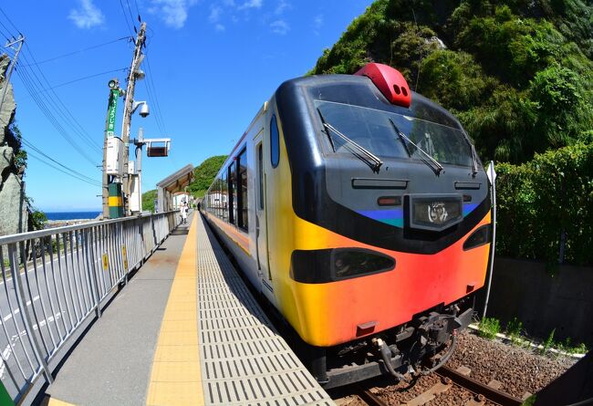 ―なんにも用事がないけれど、汽車に乗ってみようと思う―<br /><br /><br />岩や木々の間から水面がのぞく。<br />時折キラキラと輝くのは、静かな日本海。<br />海岸線を走る車窓は変化に富み、観る者を飽きさせない。<br /><br /><br />能代から海岸線に沿って北へ向かう一本の鉄の道が走る。<br />白神山地が迫り、アスファルトの国道と時に交わり、また離れ隘路を分かち合う。<br />五能線は、秋田の能代から青森の川部を結ぶ150kmあまりのローカル線。<br />初めて「リゾートしらかみ」が運行されたのは、2003年4月のこと。<br /><br />それからずいぶん時が過ぎた。<br />私は一枚の切符を握りしめて秋田駅のホームに立った。<br /><br /><br />