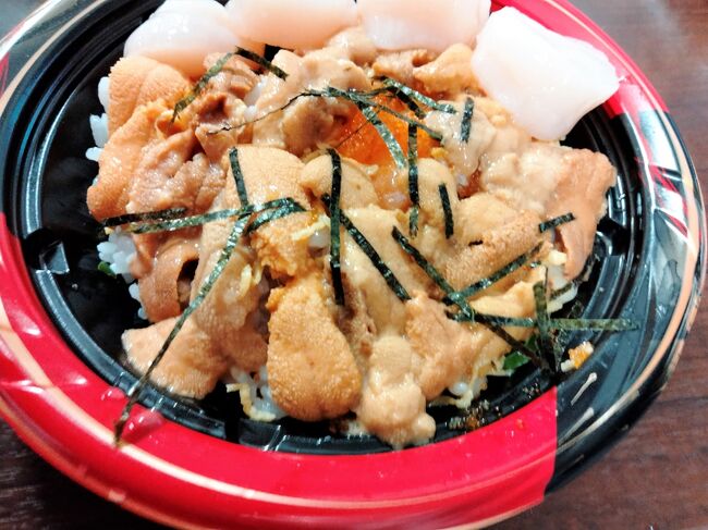 タイトル写真のウニ帆立丼、私が作りました～♪<br /><br />北海道って本当に凄いのよ！！<br />帆立のむき身が生のままでお安く売ってるし、ウニはぎりぎり（漁期）でしたが塩水ウニもゲットできました。<br /><br />このパチリ！だとウニのボリューム感、伝わ～～らないね。<br />ウニをちょいちょいつまみ過ぎました。<br />酒食を頂きながら作りましたので＾＾<br />帆立はプリップリッでした。冷凍したものとは比較になりません。<br /><br />息子達とお別れした後、観光ボチボチしてます。<br />道の駅は札幌から釧路までは数少なく残念ですが、素敵な出会いもありました。<br /><br />旅程は・・<br />　9/2　　　　群馬ー青森　　　青森　1泊<br />　9/3　　　　青森ー函館　　　函館　1泊<br />　9/4-9/6　　函館ー札幌　　　札幌　3泊<br />　　9/7-9/8　　札幌ー釧路　　　釧路　2泊<br />　9/9-9/10　 釧路ー旭川         旭川　2泊<br />　9/11　　 　 旭川ー函館         函館　1泊<br />　9/12　　  　函館ー群馬<br />     <br />　9/13はお仕事でした。<br />