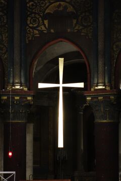 2度目のパリ（出張のついでに31-23）水曜日、仕事の後の街歩き④ 白く浮き上がる十字架が印象的！ "サン・ジェルマン・デ・プレ教会"　