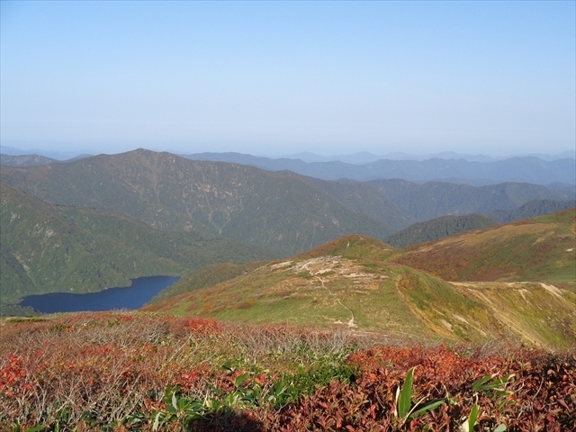 　以東岳は，朝日連峰の北端にある1,771mの山で，日本二百名山の一つです．大朝日岳と以東岳の間は朝日連峰の縦走コースになっていて，今回も大勢の登山客で賑わっていました．以東岳に登る一般的なコースは，旧朝日村にある泡抱ダムの登山口から「タキタロウ」で有名な「大鳥池」に向かい，そこから直登コースないしオツボ峰コースで以東岳に登ります．往復で20kmを超えるルートのため，日が短い秋になると日帰り登山はそれなりに難しくなります．大鳥池には大鳥小屋とキャンプサイトがあり，以東岳にも以東小屋があって，どちらかに宿泊して登るのが一般的なようです．私達は日の出を見たかったので以東小屋に宿泊することにしました．登山日は10月になったばかりでしたが，東北の山は紅葉がとても早く，頂上付近の紅葉を見るなら9月下旬～10月上旬がベストで，それ以降になると殆ど紅葉は終わってしまいます．以東岳も，泡抱ダムから大鳥池の間は，県内でも屈指の紅葉の名所なのですが，当然まだ紅葉にはなっていません．逆に，大鳥池の紅葉最盛期には以東岳の山頂に積雪があることも多く，以東岳登山が難しくなります．今回，私達は大鳥池から直登コースで以東岳に登り，オツボ峰コースから大鳥池に下山するコースで歩きました．寝袋持参の登山は大朝日岳に登って以来であり，直登コースは，本当に「直登」なので，結構バテましたけれど，以東岳の紅葉はとても綺麗で，登って良かったと思いました．