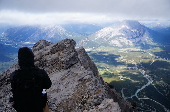 雨と熊を避けながらバンフ約3000ｍ峰マウントランドルを登頂 (Scrambling Mt Rundle)