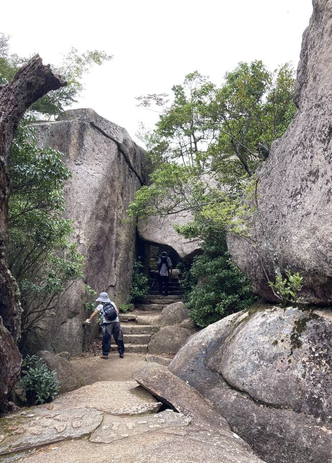 &#11036;︎ 宮島弥山（みせん）～宮島の鹿は「お馬鹿」だった…<br /><br />&#11036;︎ 広島港～滞在５分！？<br /><br />☆ 一日乗車乗船券 ￥900<br /><br />（表紙 : 弥山山頂「くぐり岩」）