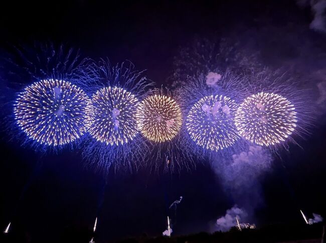 一度は見たいと思っていた長岡の花火大会。コロナの影響で中止が続いていましたが、今年は３年ぶりに開催されました。これはもう行くしかないと迷わず新潟に飛びました。その壮大な花火を間近で見ることができました。さすがの迫力に大感動です。