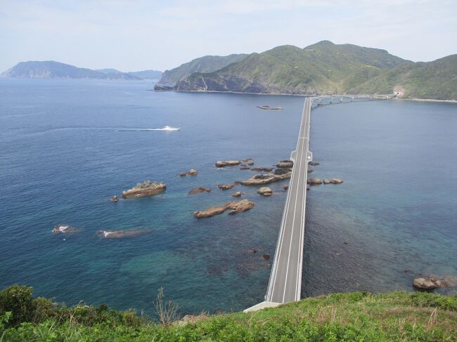 2022年4月中旬の熊本＆鹿児島旅（９泊10日）の６日目の後編。<br /><br />6日目の午前中、熊本県天草下島の牛深から鹿児島県の離島甑島（薩摩川内）へと移動してきました。<br />薩摩半島から西へおよそ30キロ。「絶景の島」として有名な甑島の観光は、今回の旅のメインイベント。<br /><br />上甑島・中甑島・下甑島と縦に並ぶ甑列島の全長は約35km。<br />３島は、甑大明神橋（420m）、鹿の子橋（240ｍ）、甑大橋（1,533m）でつながっているので、レンタカーが大活躍しそうです。<br />なお、島内はバス（※）も走っています。<br />※ 甑島地域コミュニティ交通：４路線（１路線はデマンド）が運行されています。フェリーや高速船と接続しています。<br /><br />中甑港のカフェで昼食をとった後、島内ドライブを楽しみます。<br />レンタカーは翌日の17時まで借りてあるので、初日は無理せず、近くの見どころを回ってみますね。どんな景色が見られるでしょうか？<br /><br />表紙写真ですが、やっぱりこれになっちゃいました。<br />鳥ノ巣山展望所からの甑大橋です。<br /><br /><br />