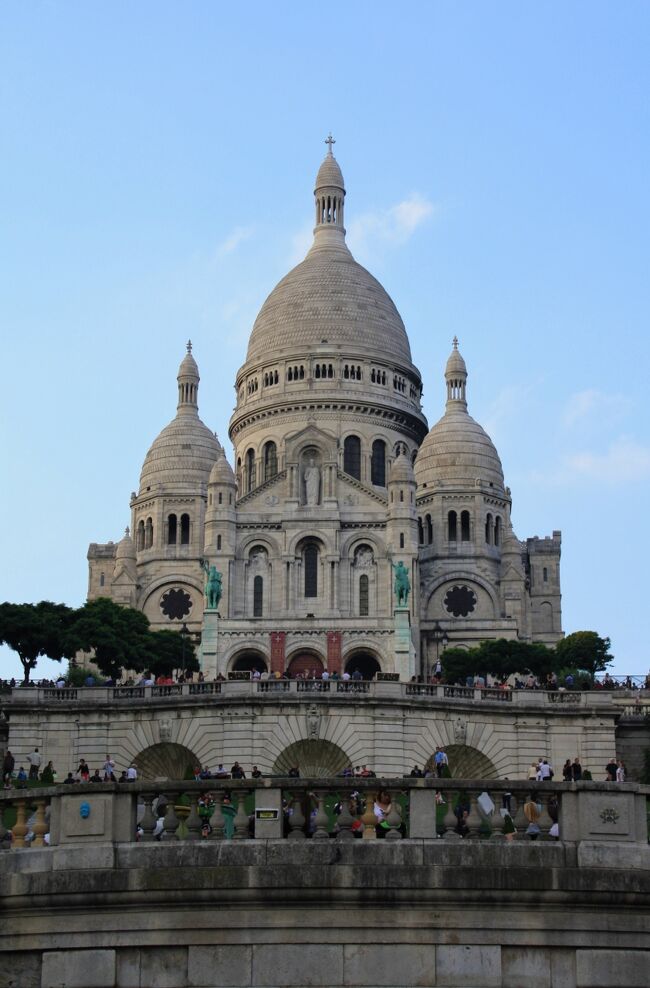 晩夏のフランス、アルザス・ロレーヌ地方を巡る旅８日目後半。<br /><br />フランスののどかな田舎の雰囲気が漂ったアルザス・ロレーヌ地方から、この日はシャンパーニュ地方のランスを経由して、いよいよ今回の旅の最終目的地パリへ。<br /><br />１８時過ぎに到着したものの、パリはやはりこれまで見てきた地方都市とは異なる大都市で、夜に向かおうとするのに人々の熱気はまだまだムンムン。<br /><br />わたしも宿のある東駅に近いモンマルトルの丘へ出かけ、そこを訪れているたくさんの観光客とともに、パリの夜の雰囲気を楽しむことができました。<br /><br />＜旅程表＞<br />　２０１４年<br />　８月３０日（土）　成田→ソウル→フランクフルト・アム・マイン→マインツ<br />　８月３１日（日）　マインツ→ストラスブール<br />　９月　１日（月）　ストラスブール→コルマール→エギスアイム→コルマール<br />　９月　２日（火）　コルマール→リクヴィル→リボーヴィレ→コルマール<br />　　　　　　　　　　→ストラスブール<br />　９月　３日（水）　ストラスブール<br />　９月　４日（木）　ストラスブール→ナンシー<br />　９月　５日（金）　ナンシー→メッス→ランス<br />〇９月　６日（土）　ランス→パリ<br />　９月　７日（日）　パリ→<br />　９月　８日（月）　→ソウル→成田