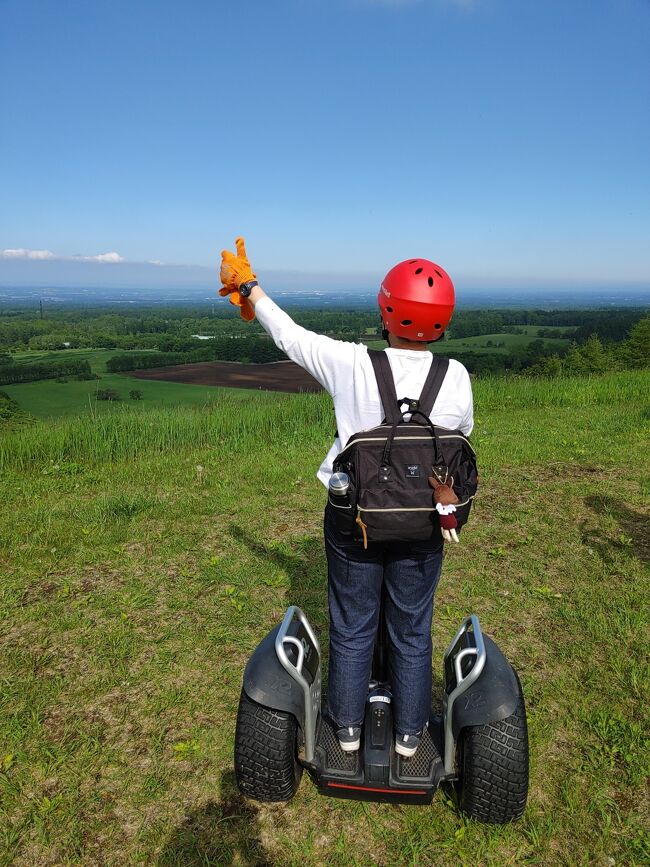 旦那さんの長年の夢だった、北海道マイカーの旅。<br />東北経由で北海道へフェリーで渡り、北海道の地図の右半分を1か月かけてゆっくり楽しむ計画。<br />主に民泊を拠点にし、乗馬・カヌー・セグウェイ・登山などを体験。<br /><br />１３日目は、十勝千年の森でセグウェイを体験。<br />天気も良く、広大な草原を走るのはとても楽しい。<br />ランチは新得で人気のとんかつ屋さん。<br />ハイテクで驚き＆楽しい＆美味しいお店だった。